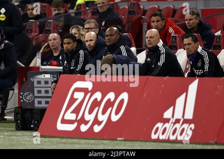 AMSTERDAM - (lr) Ajax-Assistenztrainer Michael Reiziger, Ajax-Trainer Erik ten Hag, Ajax-Assistenztrainer Winston Bogarde während des niederländischen Eredivisie-Spiels zwischen Ajax und Sparta Rotterdam in der Johan Cruijff Arena am 9. April 2022 in Amsterdam, Niederlande. ANP MAURICE VAN STEEN Stockfoto