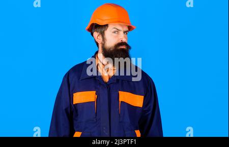 Bärtiger Baumeister oder Architekt in Uniform und Sicherheitshelm. Bauarbeiter in Harthut. Stockfoto