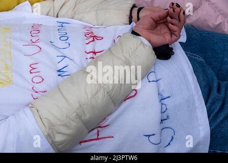 Whitehall, London, Großbritannien. 9. April 2022. Die Demonstranten demonstrierten gegen den Tod von ukrainischen Zivilisten während des Krieges mit Russland, indem sie tot spielten, wobei einige ihre Hände hinter dem Rücken hatten und nachstellten, wie einige Leichen auf den Straßen gefunden wurden Stockfoto