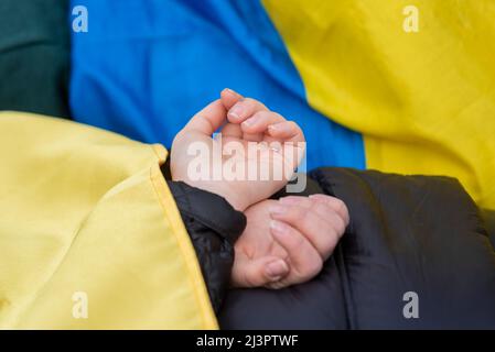 Whitehall, London, Großbritannien. 9. April 2022. Die Demonstranten demonstrierten gegen den Tod von ukrainischen Zivilisten während des Krieges mit Russland, indem sie tot spielten, wobei einige ihre Hände hinter dem Rücken hatten und nachstellten, wie einige Leichen auf den Straßen gefunden wurden Stockfoto