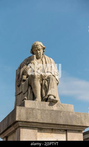 Statue von Dr. Samuel Johnson vor seinem Haus und Museum in Lichfield, Staffordshire, England, Großbritannien mit Kopierraum Stockfoto