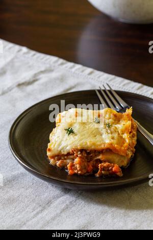 Hausgemachte Lasagne mit Bolognese-Sauce und Bechamel. Italienische Küche. Stockfoto
