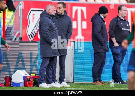 UTRECHT, NIEDERLANDE - 9. APRIL: Assistenztrainer Rob Alflen von Fortuna Sittard und Trainer Sjors Ultee von Fortuna Sittard während des niederländischen Eredivisie-Spiels zwischen dem FC Utrecht und Fortuna Sittard am 9. April 2022 im Stadion Galgenwaard in Utrecht, Niederlande (Foto: Joris Verwijst/Orange Picts) Stockfoto
