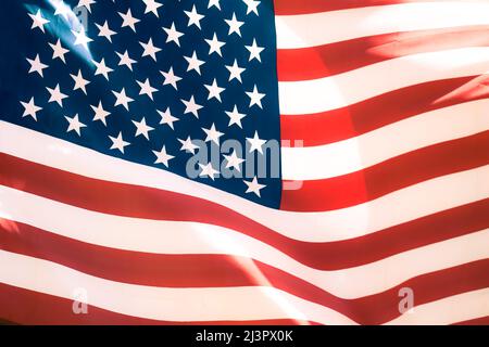 Nahaufnahme einer alten US-Flagge, die im Wind winkt Stockfoto