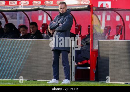 UTRECHT, NIEDERLANDE - 9. APRIL: Trainer Sjors Ultee von Fortuna Sittard schaut während des niederländischen Eredivisie-Spiels zwischen dem FC Utrecht und Fortuna Sittard am 9. April 2022 im Stadion Galgenwaard in Utrecht, Niederlande (Foto: Joris Verwijst/Orange Picts) Stockfoto