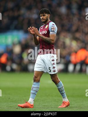 Tyrone Mings von Aston Villa applaudiert den Fans nach dem Premier League-Spiel in Villa Park, Birmingham. Bilddatum: Samstag, 9. April 2022. Stockfoto