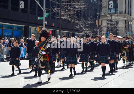 Teilnehmer marschieren auf der Sixth Avenue während der weltweit größten Rohr- und Trommelparade zur Feier des Scottish Tartan Day am 9. April 2022 in New York City auf. Stockfoto