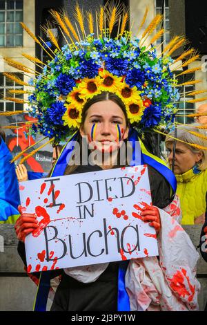 London, Großbritannien. 9. April 2022. Mehrere hundert Demonstranten gegen die russische Invasion und den Krieg in der Ukraine haben sich gegenüber der Downing Street in Whitehall versammelt. Kredit: Imageplotter/Alamy Live Nachrichten Stockfoto