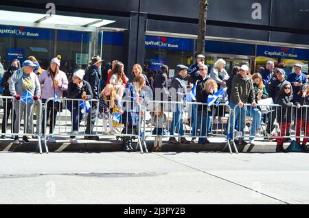 Die Zuschauer versammelten sich in Midtown, Manhattan, um die weltgrößte Pfeifen- und Trommelparade zu sehen, um den Scottish Tartan Day am 9. April 2022 in New Yo zu feiern Stockfoto