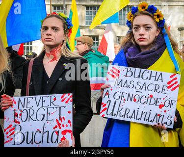 London, Großbritannien. 9. April 2022. Mehrere hundert Demonstranten gegen die russische Invasion und den Krieg in der Ukraine haben sich gegenüber der Downing Street in Whitehall versammelt. Kredit: Imageplotter/Alamy Live Nachrichten Stockfoto