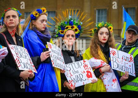 London, Großbritannien. 9. April 2022. Mehrere hundert Demonstranten gegen die russische Invasion und den Krieg in der Ukraine haben sich gegenüber der Downing Street in Whitehall versammelt. Kredit: Imageplotter/Alamy Live Nachrichten Stockfoto