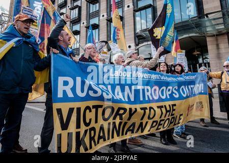 London, Großbritannien 9.. April 2022. Britische Gewerkschaften demonstrieren in Solidarität mit der Ukraine. Banner der ukrainischen Solidaritätskampagne mit der Aufschrift „Russische Truppen jetzt raus“ und „Sieg für das ukrainische Volk“ an der Spitze des marsches getragen. Stockfoto