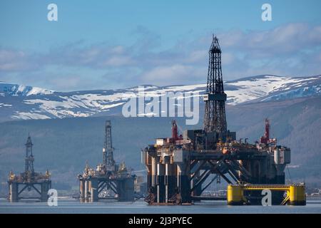 Ich liebe die Gegenüberstellung in dieser Komposition, die aufragenden Strukturen der Bohrgeräte, die in den Cromarty Firth zur Demissionierung mit der st gebracht wurden Stockfoto