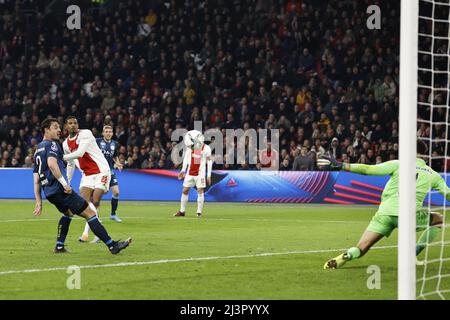 AMSTERDAM - (lr) Dirk Abels von Sparta Rotterdam, Sebastien Haller von Ajax punktet, aber das Tor ist während des niederländischen Eredivisie-Spiels zwischen Ajax und Sparta Rotterdam in der Johan Cruijff Arena am 9. April 2022 in Amsterdam, Niederlande, nicht erlaubt. ANP MAURICE VAN STEEN Stockfoto