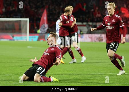 Nürnberg, Deutschland. 09. April 2022. Fußball: 2. Bundesliga, 1. FC Nürnberg - Darmstadt 98, Matchday 29 im Max-Morlock-Stadion. Der Nürnberger Nikola Dovedan (l) feiert sein Ziel für 1:0. Kredit: Daniel Karmann/dpa - WICHTIGER HINWEIS: Gemäß den Anforderungen der DFL Deutsche Fußball Liga und des DFB Deutscher Fußball-Bund ist es untersagt, im Stadion und/oder vom Spiel aufgenommene Fotos in Form von Sequenzbildern und/oder videoähnlichen Fotoserien zu verwenden oder zu verwenden./dpa/Alamy Live News Stockfoto