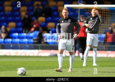 Kingston, Großbritannien. 09. April 2022. Daniel Csoka #3 von AFC Wimbledon wärmt sich auf. In Kingston, Vereinigtes Königreich am 4/9/2022. (Foto von Carlton Myrie/News Images/Sipa USA) Quelle: SIPA USA/Alamy Live News Stockfoto