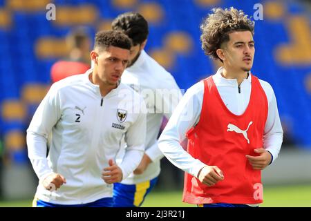 Kingston, Großbritannien. 09. April 2022. Ayoub Assal #10 von AFC Wimbledon wärmt sich auf. In Kingston, Vereinigtes Königreich am 4/9/2022. (Foto von Carlton Myrie/News Images/Sipa USA) Quelle: SIPA USA/Alamy Live News Stockfoto