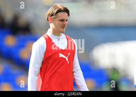 Kingston, Großbritannien. 09. April 2022. Jack Rudoni #12 von AFC Wimbledon warming up. In Kingston, Vereinigtes Königreich am 4/9/2022. (Foto von Carlton Myrie/News Images/Sipa USA) Quelle: SIPA USA/Alamy Live News Stockfoto