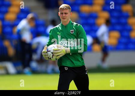 Kingston, Großbritannien. 09. April 2022. Nathan Broome #51 von AFC Wimbledon warming up. In Kingston, Vereinigtes Königreich am 4/9/2022. (Foto von Carlton Myrie/News Images/Sipa USA) Quelle: SIPA USA/Alamy Live News Stockfoto