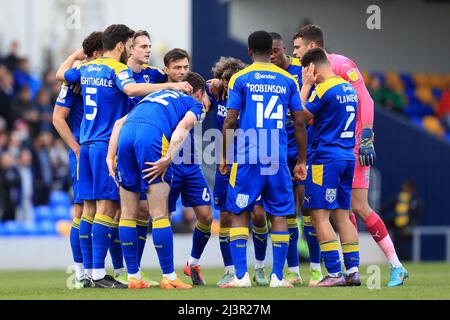 Kingston, Großbritannien. 09. April 2022. AFC Wimbledon Spieler huddle vor dem Spiel. In Kingston, Vereinigtes Königreich am 4/9/2022. (Foto von Carlton Myrie/News Images/Sipa USA) Quelle: SIPA USA/Alamy Live News Stockfoto