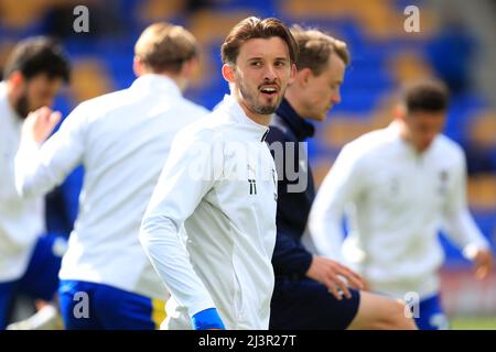 Kingston, Großbritannien. 09. April 2022. Ethan Chislett #11 von AFC Wimbledon wärmt sich auf. In Kingston, Vereinigtes Königreich am 4/9/2022. (Foto von Carlton Myrie/News Images/Sipa USA) Quelle: SIPA USA/Alamy Live News Stockfoto