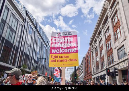 London, England, Großbritannien. 9. April 2022. In der Oxford Street hält ein Protestler ein Plakat mit dem Titel „Klimaflüchtlinge willkommen“. Tausende von Rebellion-Demonstranten marschierten durch das Zentrum von London und blockierten die Straßen und forderten die Regierung auf, fossile Brennstoffe zu beenden und gegen den Klimawandel zu handeln. (Bild: © Vuk Valcic/ZUMA Press Wire) Stockfoto