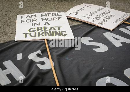 London, Großbritannien. 09. April 2022. Aktivisten aus vielen verschiedenen regionalen und nationalen Untergruppen von Extinction Rebellion (XR) haben sich am Trafalgar Square versammelt, um den Verkehr zu blockieren. Der Protest ist Teil eines breiteren Aktionstages, an dem ein marsch vom Hyde Park ins Zentrum Londons und Blockaden am Oxford Circus und an anderen Orten stattfand. Kredit: Imageplotter/Alamy Live Nachrichten Stockfoto