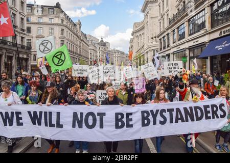 London, England, Großbritannien. 9. April 2022. Demonstranten in der Regent Street. Tausende von Rebellion-Demonstranten marschierten durch das Zentrum von London und blockierten die Straßen und forderten die Regierung auf, fossile Brennstoffe zu beenden und gegen den Klimawandel zu handeln. (Bild: © Vuk Valcic/ZUMA Press Wire) Stockfoto