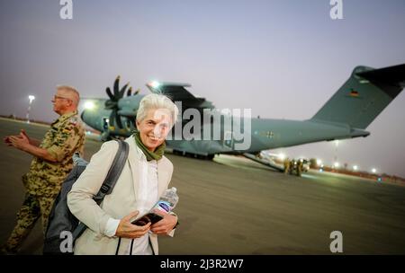 Niamey, Niger. 09. April 2022. Marie-Agnes Strack-Zimmermann (FDP), Vorsitzende des Verteidigungskomitees, lächelt am Abend nach der Landung von Gao in Mali vor dem Airbus A400M der Luftwaffe auf dem Flughafen Niamey. Sie begleitet den Verteidigungsminister bei einem Besuch deutscher Soldaten in Westafrika. Die Bundeswehr ist in Niger an der UN-Mission Minusma und der EU-Ausbildungsmission EUTM beteiligt. Quelle: Kay Nietfeld/dpa/Alamy Live News Stockfoto