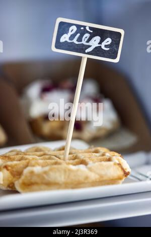 Frische Waffel mit Liege-Text in Belgien Stockfoto