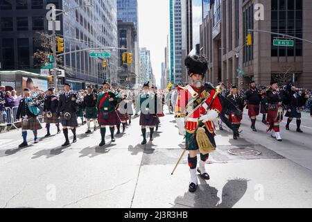 New York, USA. 9. April 2022. 2022 Tartan Day Parade entlang der 6. Avenue zwischen 44. und 56. Straßen in New York City, Samstag, 9. April 2021. Quelle: Jennifer Graylock/Alamy Live News Stockfoto