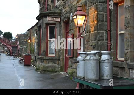 Goathland Bahnhofsplattform - Heartbeat Country - NYMR - Heritage Railways - Dämmerung im Winter - Yorkshire Moors - Großbritannien Stockfoto