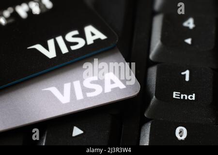 Moskau - 6. März 2022: Visa-Kreditkarten auf der Tastatur für Online-Kauf und Transaktion. Plastikkarten auf Laptop Nahaufnahme. Konzept der Zahlung, Verkauf, Stockfoto