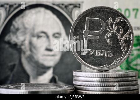 Geld der USA vs. Russland, Rubel-Münze vor dem Hintergrund eines 1-Dollar-Gesetzes wird der russische Rubel sanktioniert. Konzept der Wirtschaftskrise, Finanzierung von Russland, c Stockfoto