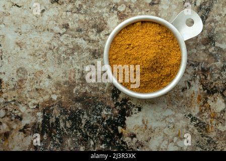 RAS El Hanout in einem Messbecher Stockfoto