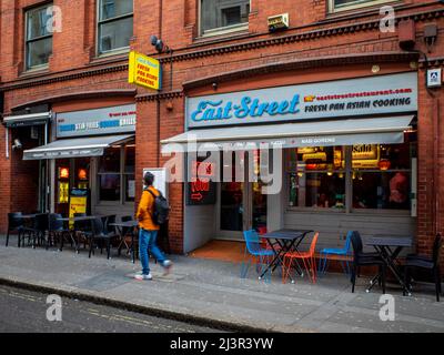 East Street Restaurant Fitzrovia London: Ostasiatisches Restaurant im Street-Stil in der Nähe der Oxford Street im Zentrum von London, das zur Tampopo-Gruppe gehört. Stockfoto