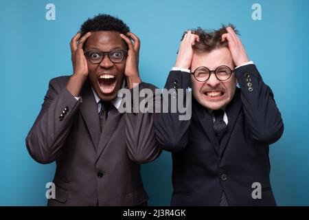 Zwei Männer werden wegen der Wirtschaftskrise verrückt. Panik am Investmentmarkt Stockfoto