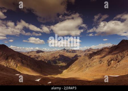 Sonnenuntergang Alpenpanorama mit Gipfeln an der Grenze zwischen Italien und Österreich Stockfoto