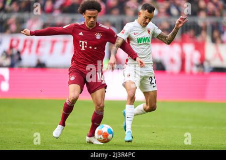 Leroy SANE, FCB 10 Wettkampf um den Ball, Tackling, Duell, Header, zweikampf, Action, Kampf gegen Amaral Borduchi IAGO, FCA 22 im Spiel FC BAYERN MÜNCHEN - FC AUGSBURG 1-0 1.Deutsche Fußballliga am 09. April 2022 in München, Deutschland. Saison 2021/2022, Spieltag 29, 1.Bundesliga, FCB, München, 29.Spieltag. FCB, © Peter Schatz / Alamy Live News - die DFL-VORSCHRIFTEN VERBIETEN DIE VERWENDUNG VON FOTOS als BILDSEQUENZEN und/oder QUASI-VIDEO - Stockfoto