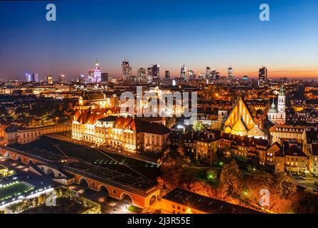 Warschauer Königsschloss und Stadtzentrum in der Abenddämmerung, Luftaufnahme des klaren, blauen Abendhimmels über der Altstadt Stockfoto