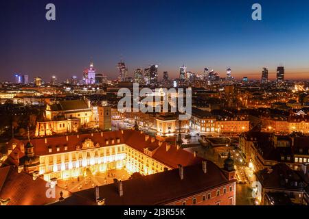 Warschauer Königsschloss und Stadtzentrum in der Abenddämmerung, Luftaufnahme des klaren, blauen Abendhimmels über der Altstadt Stockfoto