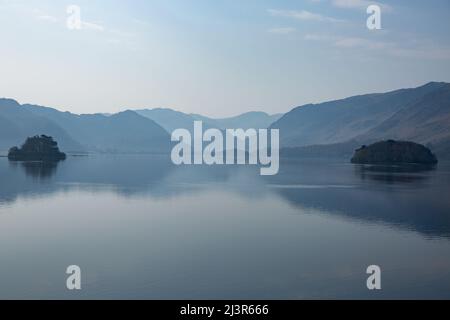 Derwent Wassersee im Lake District National Park an einem kalten Wintermorgen mit ruhigem Wasser in einem Ruhe- und Wohlbefindungs-Konzept mit Kopierraum Stockfoto