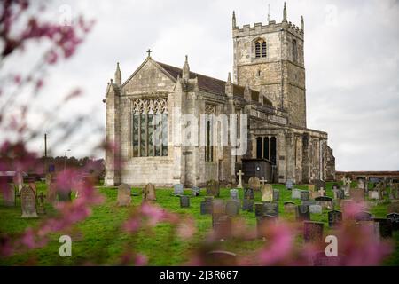 SKIPWITH, GROSSBRITANNIEN - 9. MÄRZ 2022. Die St. Helens Kirche in Skipwith, North Yorkshire, ist ein Paradebeispiel für eine alte angelsächsische Kirche in einem kleinen Dorf Stockfoto