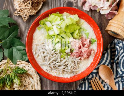 Sardellen Haferbrei in einer Schüssel Draufsicht auf Holztisch taiwan Essen Stockfoto