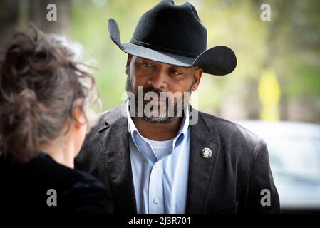 Cave Spring, Georgia, USA. 9. April 2022. Marcus Flowers, 45, ein Demokrat aus Georgien, der bei den Zwischenwahlen 2022 im georgischen Distrikt 14. die Reptos Marjorie Taylor Greene besiegen soll, plaudert am 9. April mit den Bewohnern von Nordgeorgien bei einem demokratischen Grillfest. Flowers diente als aktives Dienstmitglied der US-Armee in Deutschland, Irak und Afghanistan, gefolgt von mehr als 20 Jahren als Auftragnehmer oder Beamter für das Außenministerium und das Verteidigungsministerium. (Bild: © Robin Rayne/ZUMA Press Wire) Stockfoto