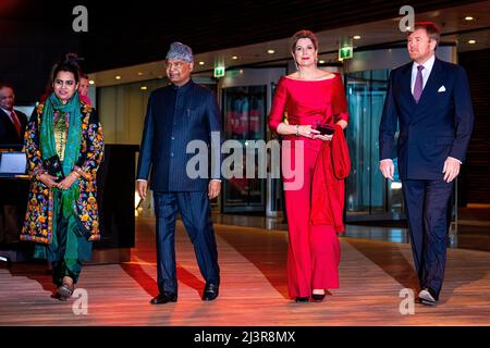 Amsterdam, Niederlande. 06. April 2022. König Willem-Alexander und Königin Maxima aus den Niederlanden nehmen an einem Konzert Teil, das der indische Präsident am zweiten Tag seines Staatsbesuchs in den Niederlanden, dem 6. April 2022, anbietet. Quelle: Patrick van Katwijk//dpa/Alamy Live News Stockfoto