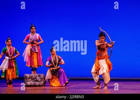 Amsterdam, Niederlande. 06. April 2022. König Willem-Alexander und Königin Maxima aus den Niederlanden nehmen an einem Konzert Teil, das der indische Präsident am zweiten Tag seines Staatsbesuchs in den Niederlanden, dem 6. April 2022, anbietet. Quelle: Patrick van Katwijk//dpa/Alamy Live News Stockfoto