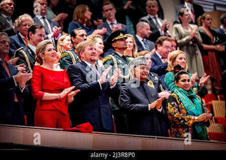 Amsterdam, Niederlande. 06. April 2022. König Willem-Alexander und Königin Maxima aus den Niederlanden nehmen an einem Konzert Teil, das der indische Präsident am zweiten Tag seines Staatsbesuchs in den Niederlanden, dem 6. April 2022, anbietet. Quelle: Patrick van Katwijk//dpa/Alamy Live News Stockfoto