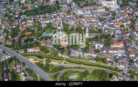 Luftaufnahme, Stadtzentrum mit Sesekepark zwischen Maibrücke und Hochstraße mit Seseke und katholischer Pfarrkirche zur Heiligen Familie und protes Stockfoto