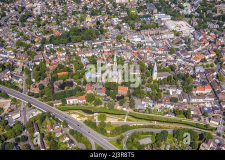 Luftaufnahme, Stadtzentrum mit katholischer Pfarrkirche zur Heiligen Familie und protestantisch-Pauluskirche, Sesekepark zwischen Maibrücke und Hochstraße wit Stockfoto